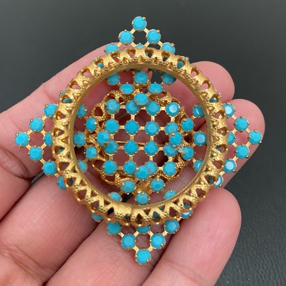 Vintage Unsigned Faux Turquoise Gold-tone Filigree Brooch - Picture 14 of 14